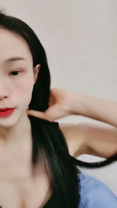 9번 스크린샷, 중국 아마추어 POV — 페이페이가 눈가리개 하고 장난감으로 샤워 중 자위에서 캡처됨