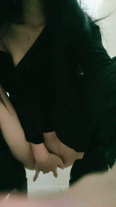 Screenshot 11 from Chinese Amateur POV — Feifei’s Bathroom Livestream Leak with Off-Frame Partner