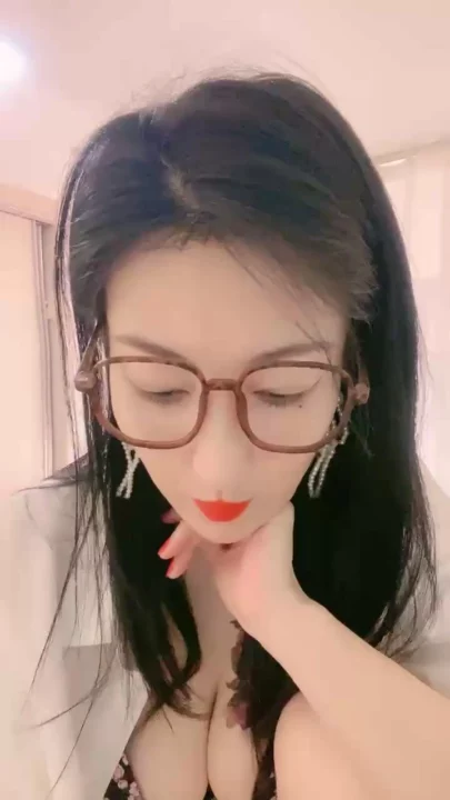 Screenshot 9 from Gái Trung Quốc Nghiệp Dư - Em Kính Cận Mút Sâu Và Khoe Nội Y