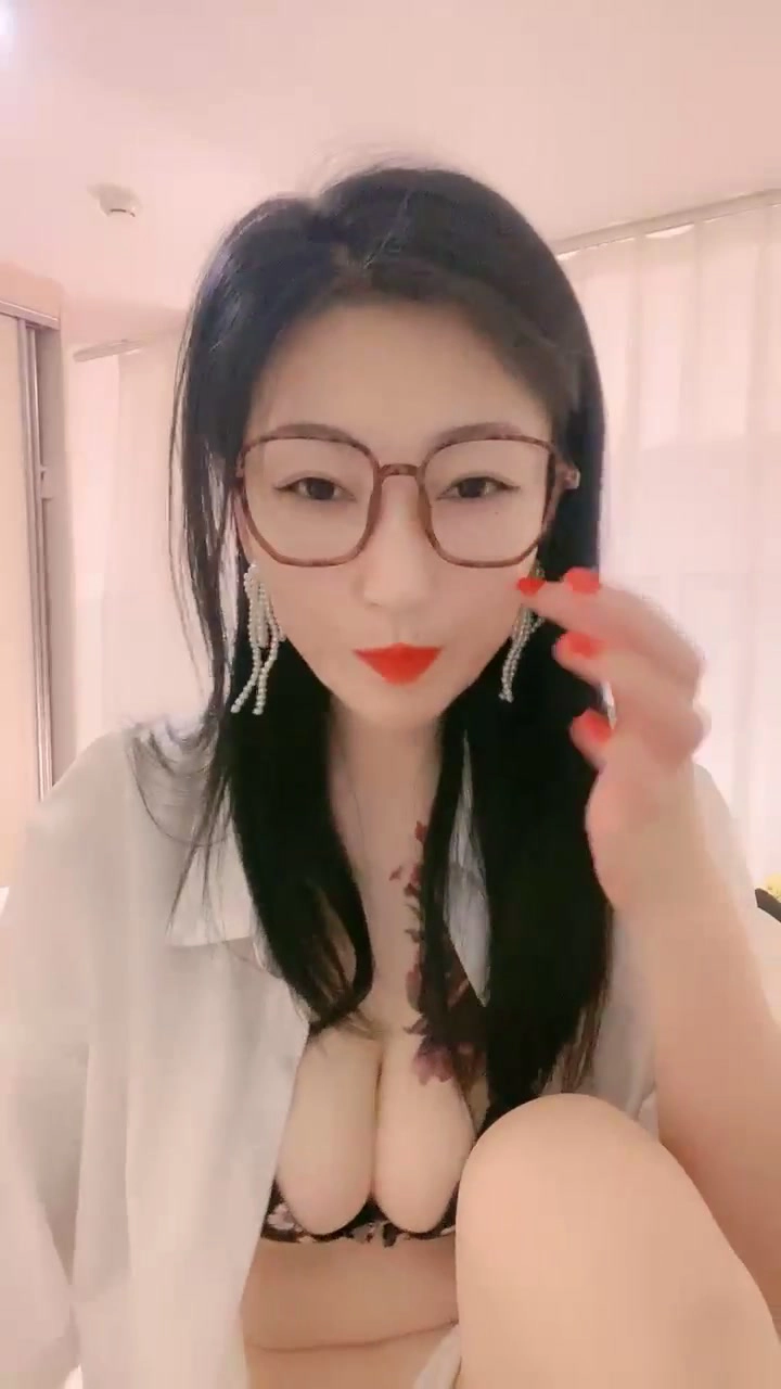 Play video: Gái Trung Quốc Nghiệp Dư - Em Kính Cận Mút Sâu Và Khoe Nội Y