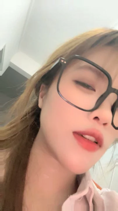Screenshot 11 aus Chinesisches Amateur-POV — Brille, Strümpfe und Dildo Livestream — 119816