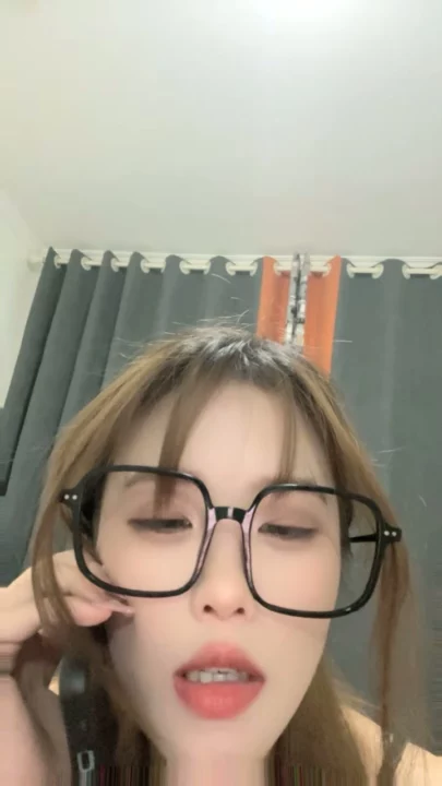 Screenshot 14 aus Chinesisches Amateur-POV — Brille, Strümpfe und Dildo Livestream — 119816