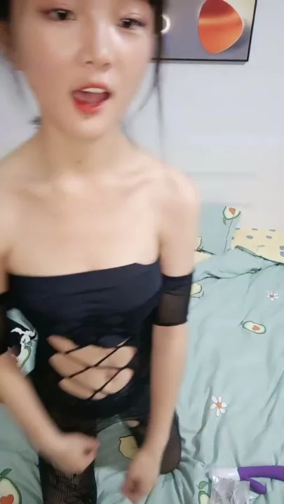 Screenshot 7 aus Chinesische Amateur-POV Masturbation — Solo mit schwarzen Strümpfen und Dildo auf Avocado-Bett [Abczp.Xyz]