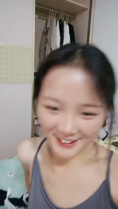 Screenshot 8 aus Chinesische Amateur-POV Masturbation — Solo mit schwarzen Strümpfen und Dildo auf Avocado-Bett [Abczp.Xyz]