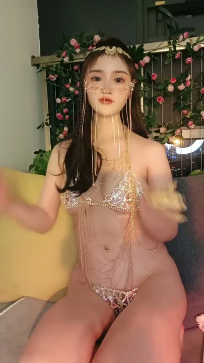 Screenshot 3 aus Chinesische Amateur-POV Masturbation — Goldene Dessous und Selbstbefriedigung mit Gesicht