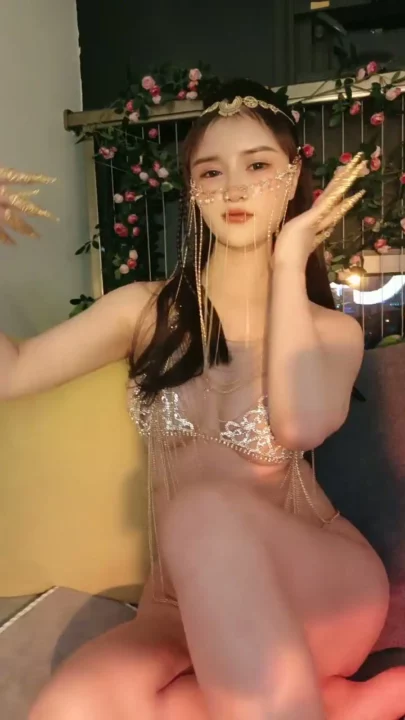 Screenshot 4 aus Chinesische Amateur-POV Masturbation — Goldene Dessous und Selbstbefriedigung mit Gesicht