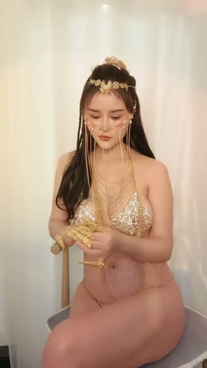 Screenshot 5 aus Chinesische Amateur-POV Masturbation — Goldene Dessous und Selbstbefriedigung mit Gesicht