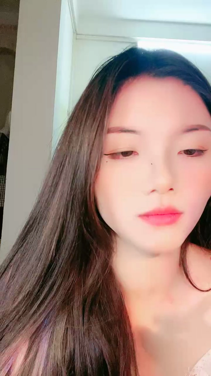 動画を再生:中国人アマチュアPOVオナニー — 小柄な美女が寝室で指ズボに没頭