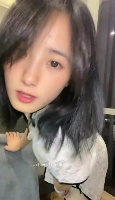 Aficionada China POV Masturbándose — Bella Pequeñita con Lencería de Encaje Negro
