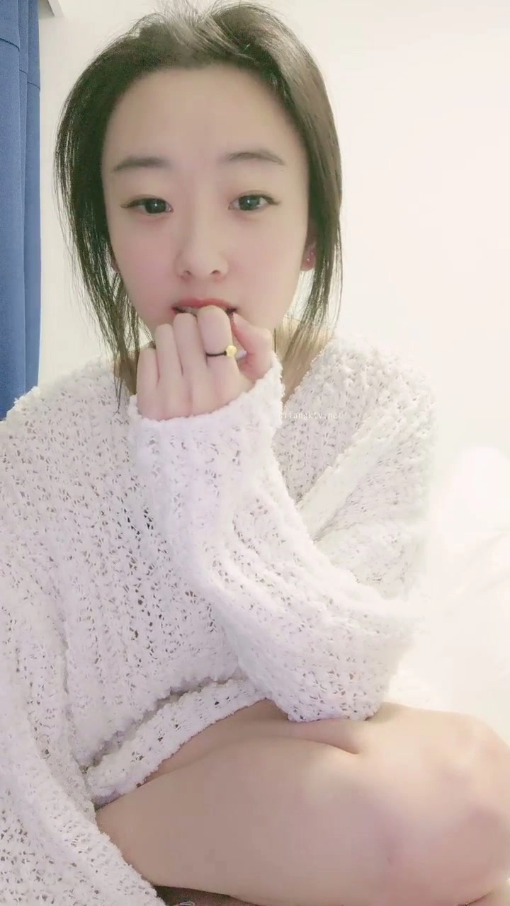 Play video: Cô Nàng Trung Quốc Tự Sướng POV — Nàng Nhỏ Nhắn Mặc Đồ Lót và Dùng Đồ Chơi