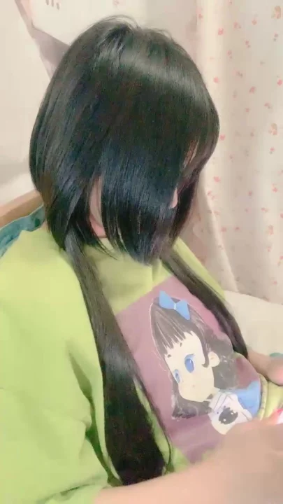 Screenshot 2 aus Chinesisches Amateur-POV Wichsvideo — Petite Mädchen mit Glastoy im Schlafzimmer