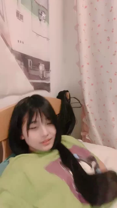 Screenshot 11 aus Chinesisches Amateur-POV Wichsvideo — Petite Mädchen mit Glastoy im Schlafzimmer