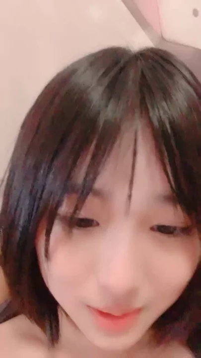 Screenshot 15 aus Chinesisches Amateur-POV Wichsvideo — Petite Mädchen mit Glastoy im Schlafzimmer