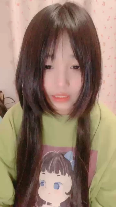Screenshot 3 aus Chinesisches Amateur-POV Wichsvideo — Petite Mädchen mit Glastoy im Schlafzimmer