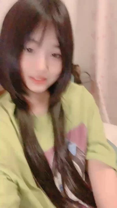 Screenshot 4 aus Chinesisches Amateur-POV Wichsvideo — Petite Mädchen mit Glastoy im Schlafzimmer