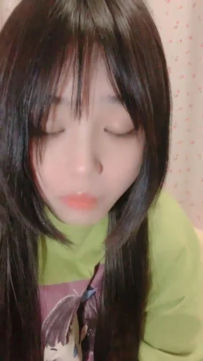 Screenshot 5 aus Chinesisches Amateur-POV Wichsvideo — Petite Mädchen mit Glastoy im Schlafzimmer
