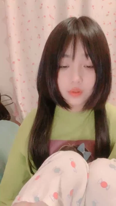 中国业余POV自慰 —— 卧室里用玻璃玩具的小女孩