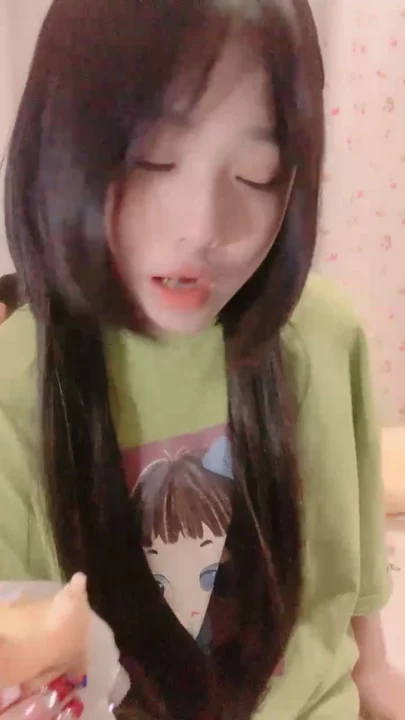 Screenshot 6 aus Chinesisches Amateur-POV Wichsvideo — Petite Mädchen mit Glastoy im Schlafzimmer