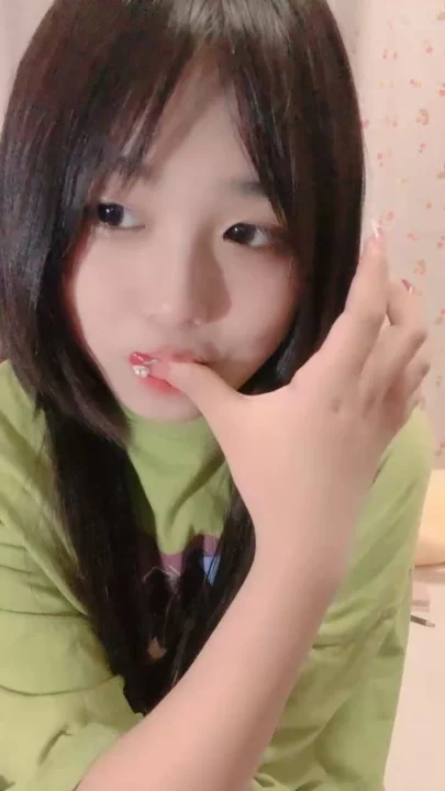 Screenshot 7 aus Chinesisches Amateur-POV Wichsvideo — Petite Mädchen mit Glastoy im Schlafzimmer