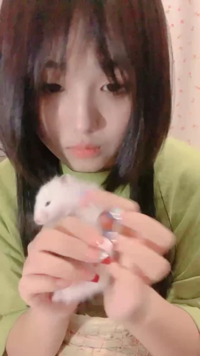 Screenshot 8 aus Chinesisches Amateur-POV Wichsvideo — Petite Mädchen mit Glastoy im Schlafzimmer