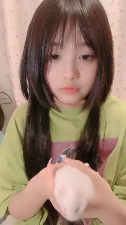 Screenshot 9 aus Chinesisches Amateur-POV Wichsvideo — Petite Mädchen mit Glastoy im Schlafzimmer