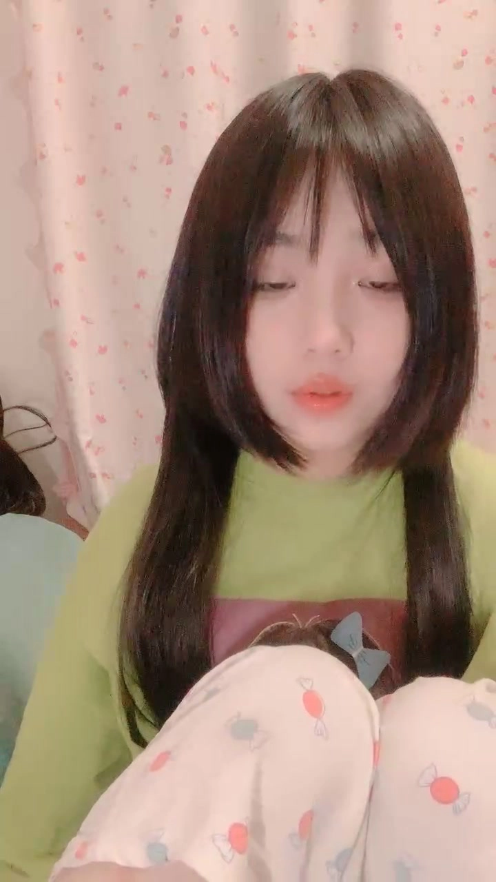 Video abspielen: Chinesisches Amateur-POV Wichsvideo — Petite Mädchen mit Glastoy im Schlafzimmer