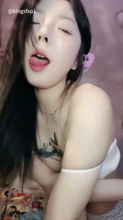 Screenshot 10 from Amadora Chinesa em POV — Mengmeng Brinca com a Buceta e Chupa Vibrador de Renda