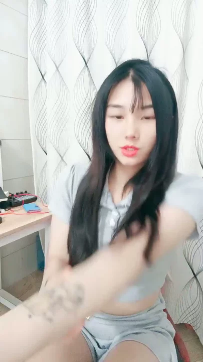 Screenshot 2 from 中国业余第一视角 — 穿灰色crop top和短裤的娇小亚洲女孩在床上摆姿势