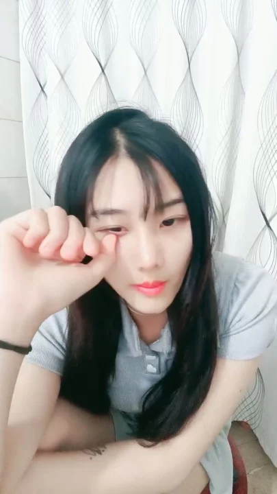Screenshot 11 from 中国业余第一视角 — 穿灰色crop top和短裤的娇小亚洲女孩在床上摆姿势