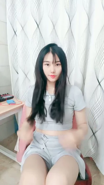 Screenshot 12 from 中国业余第一视角 — 穿灰色crop top和短裤的娇小亚洲女孩在床上摆姿势