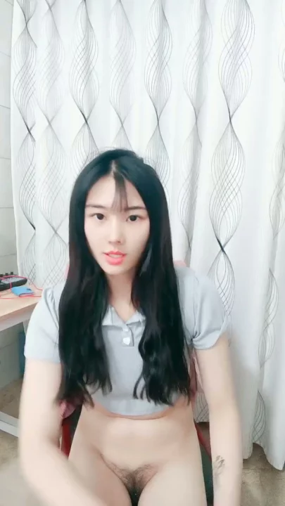 Screenshot 14 from 中国业余第一视角 — 穿灰色crop top和短裤的娇小亚洲女孩在床上摆姿势