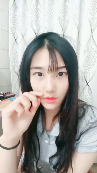 Screenshot 15 from 中国业余第一视角 — 穿灰色crop top和短裤的娇小亚洲女孩在床上摆姿势