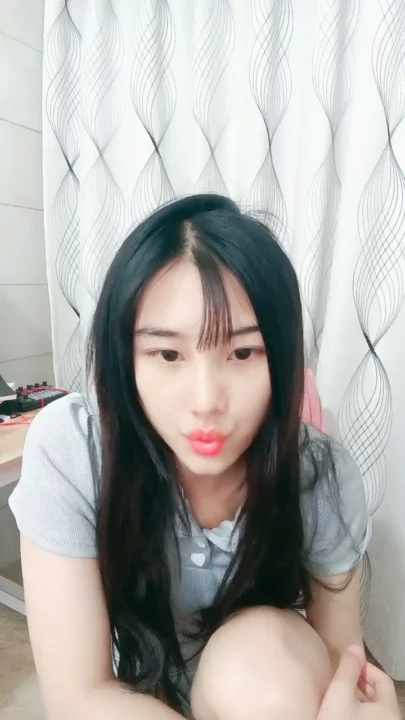 Screenshot 16 from 中国业余第一视角 — 穿灰色crop top和短裤的娇小亚洲女孩在床上摆姿势