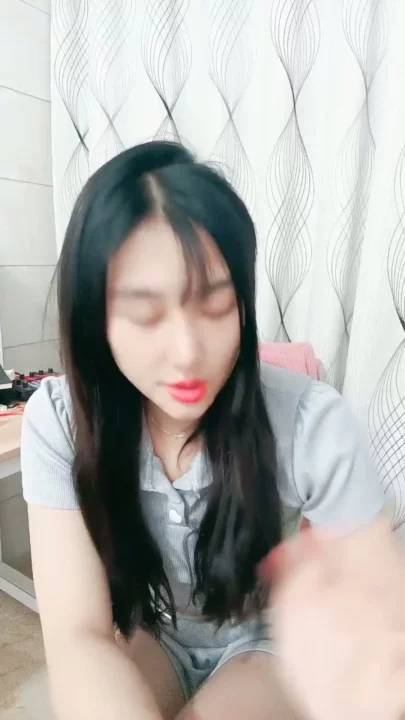 Screenshot 3 from 中国业余第一视角 — 穿灰色crop top和短裤的娇小亚洲女孩在床上摆姿势