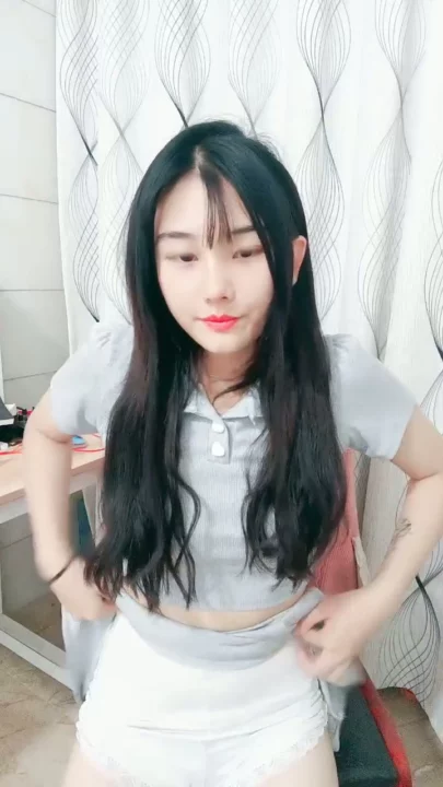 Screenshot 4 from 中国业余第一视角 — 穿灰色crop top和短裤的娇小亚洲女孩在床上摆姿势