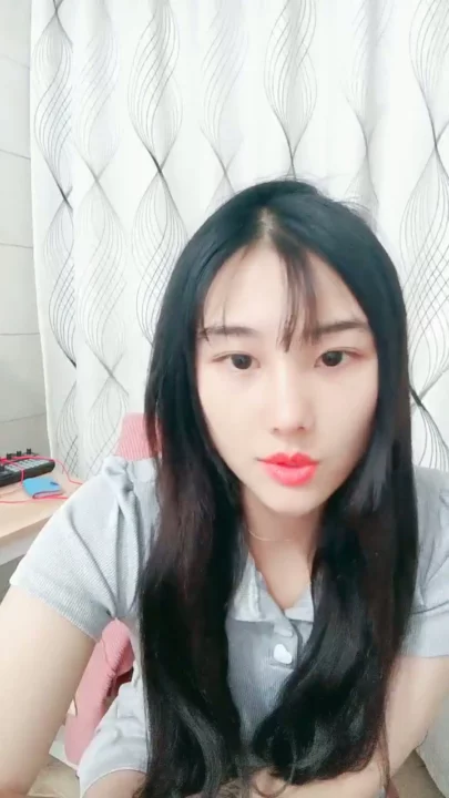Screenshot 5 from 中国业余第一视角 — 穿灰色crop top和短裤的娇小亚洲女孩在床上摆姿势