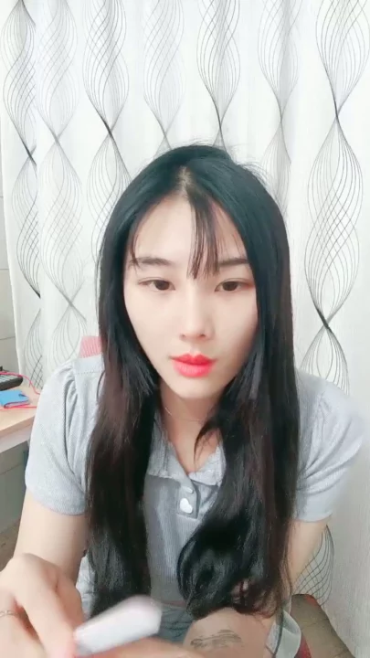 Screenshot 6 from 中国业余第一视角 — 穿灰色crop top和短裤的娇小亚洲女孩在床上摆姿势