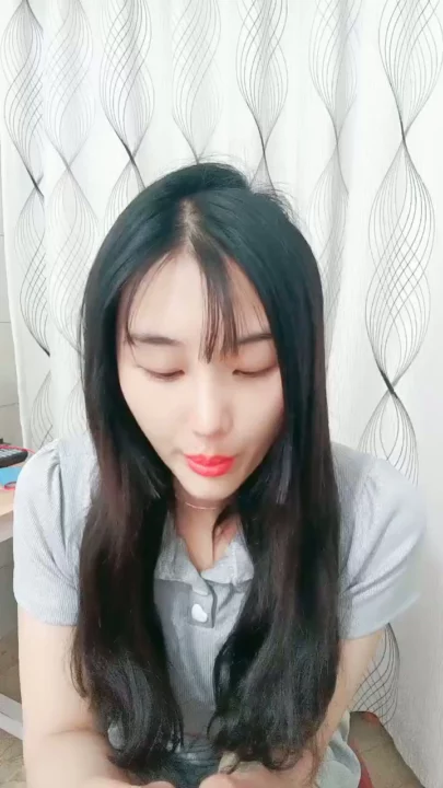 Screenshot 7 from 中国业余第一视角 — 穿灰色crop top和短裤的娇小亚洲女孩在床上摆姿势