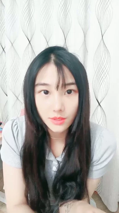Screenshot 8 from 中国业余第一视角 — 穿灰色crop top和短裤的娇小亚洲女孩在床上摆姿势