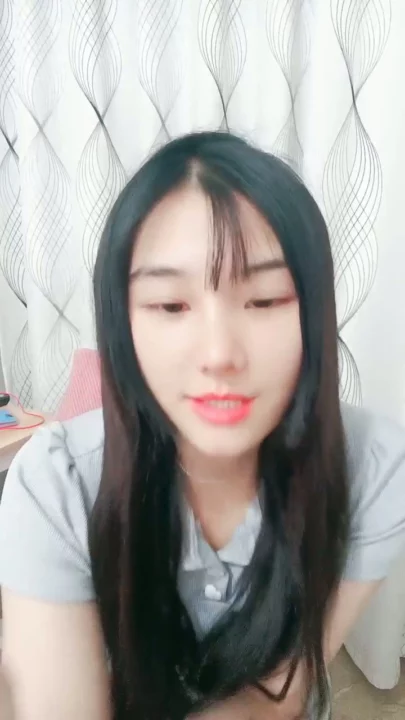 Screenshot 9 from 中国业余第一视角 — 穿灰色crop top和短裤的娇小亚洲女孩在床上摆姿势