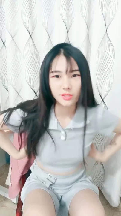 Screenshot 10 from 中国业余第一视角 — 穿灰色crop top和短裤的娇小亚洲女孩在床上摆姿势