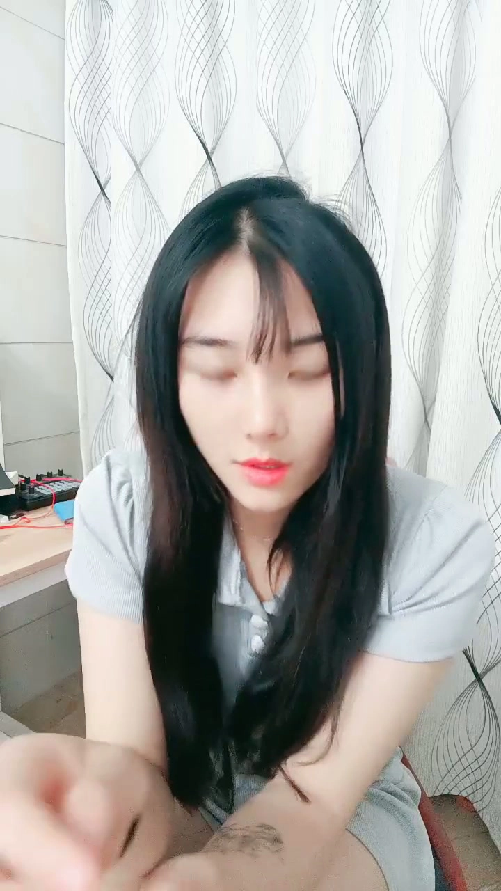 Play video: 中国业余第一视角 — 穿灰色crop top和短裤的娇小亚洲女孩在床上摆姿势