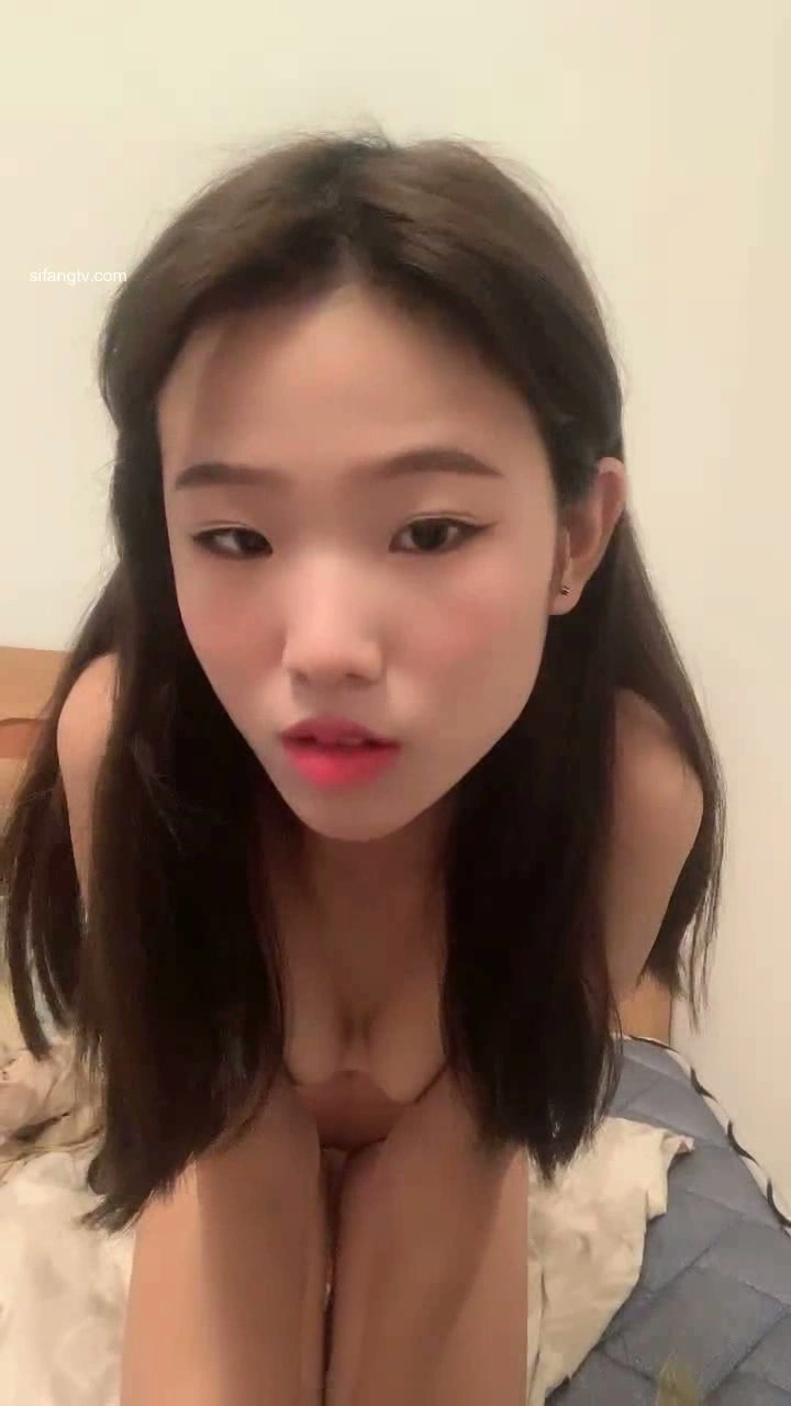 Play video: Chica China Aficionada POV — Hermosa Pequeña Mostrando su Rostro con Pareja Fuera de Marco