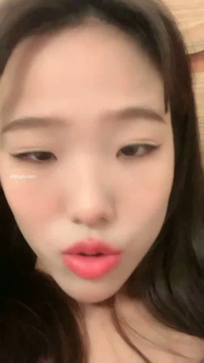 Screenshot 1 from Chica China Aficionada POV — Hermosa Pequeña Mostrando su Rostro con Pareja Fuera de Marco