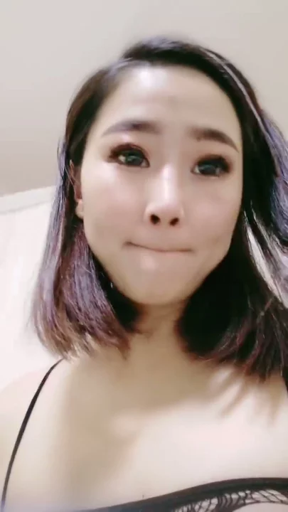 Screenshot 14 from 중국 아마추어 POV — 블랙 레이스 스타킹과 바디스타킹을 입은 페티트 미녀