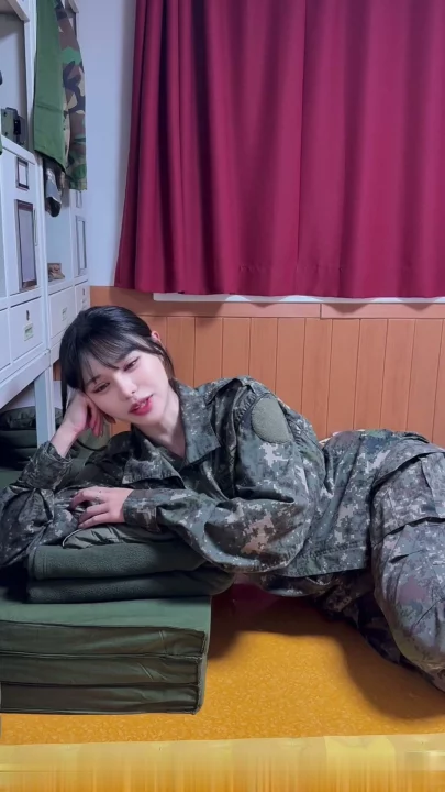 Screenshot 2 aus Chinesische Amateur-POV — Petite Schönheit in Militäruniform bekommt Creampie
