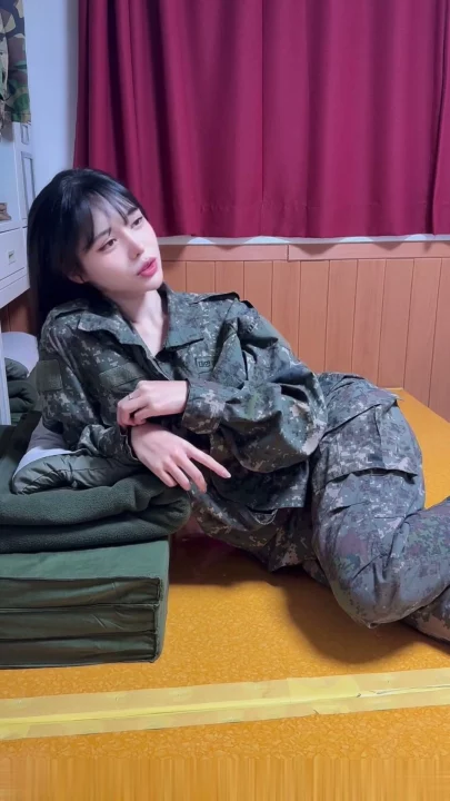 Screenshot 3 aus Chinesische Amateur-POV — Petite Schönheit in Militäruniform bekommt Creampie