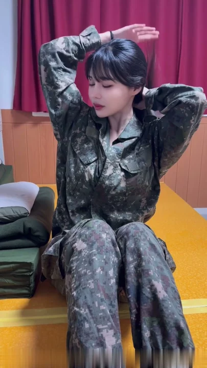 Screenshot 5 aus Chinesische Amateur-POV — Petite Schönheit in Militäruniform bekommt Creampie