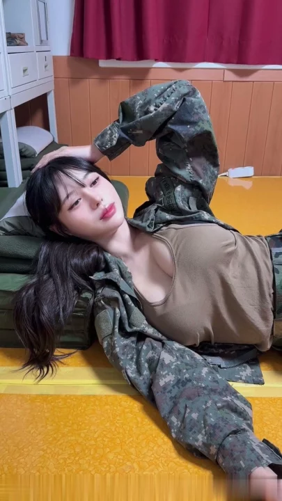 Screenshot 7 aus Chinesische Amateur-POV — Petite Schönheit in Militäruniform bekommt Creampie