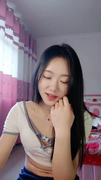 Screenshot 2 from Chinoise amateur en POV — Qianqian se fait sauter avec un gode blanc en lingerie